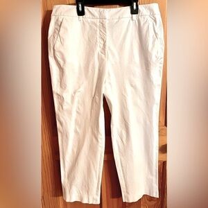 Chico’s Size 1 AKA as SZ 8 NWOT White Capri Pants Coastal Mature Modest Casual
